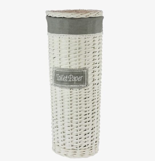 Foto av elegant flätad förvaringskorg för badrum