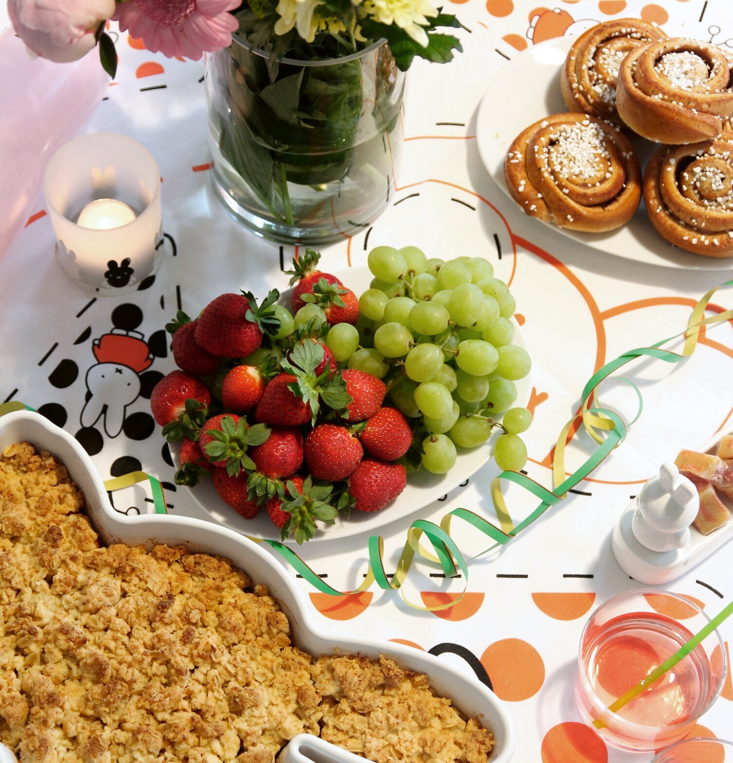 Bild av festlig dukning med Miffy och delikatesser