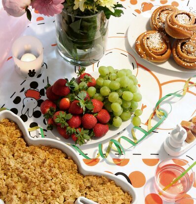 Bild av festlig dukning med Miffy och delikatesser