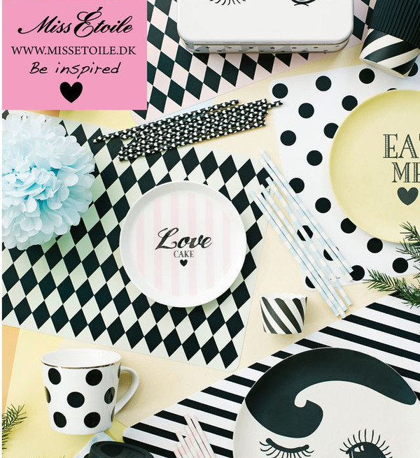 Tallrik Dots från Miss Etoile med matchande köksprodukter