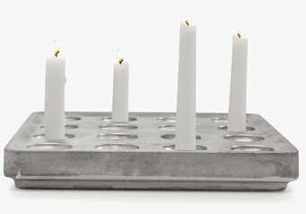 Bild av ljushållare med stearinljus i stilren design