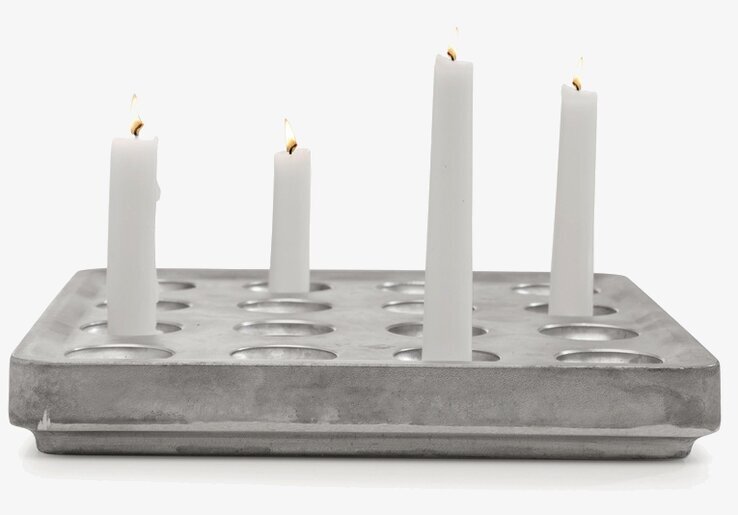 Bild av ljushållare med stearinljus i stilren design