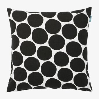 Foto av kuddfodral med svartvitt geometriskt mönster