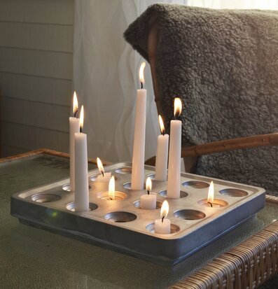 Bild av hemtrevlig scen med ljus och rottingdetaljer