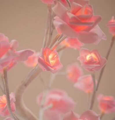 Bild av konstgjort träd med LED-rosor i rosa nyans