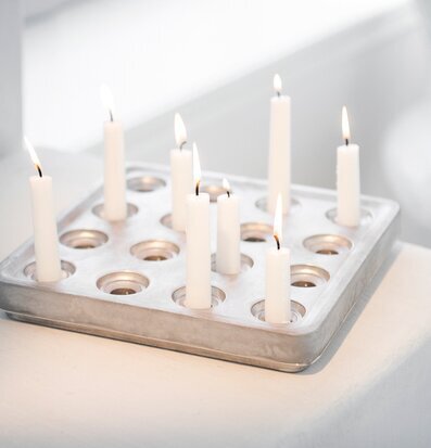 Bild av elegant ljushållare med sju tända stearinljus