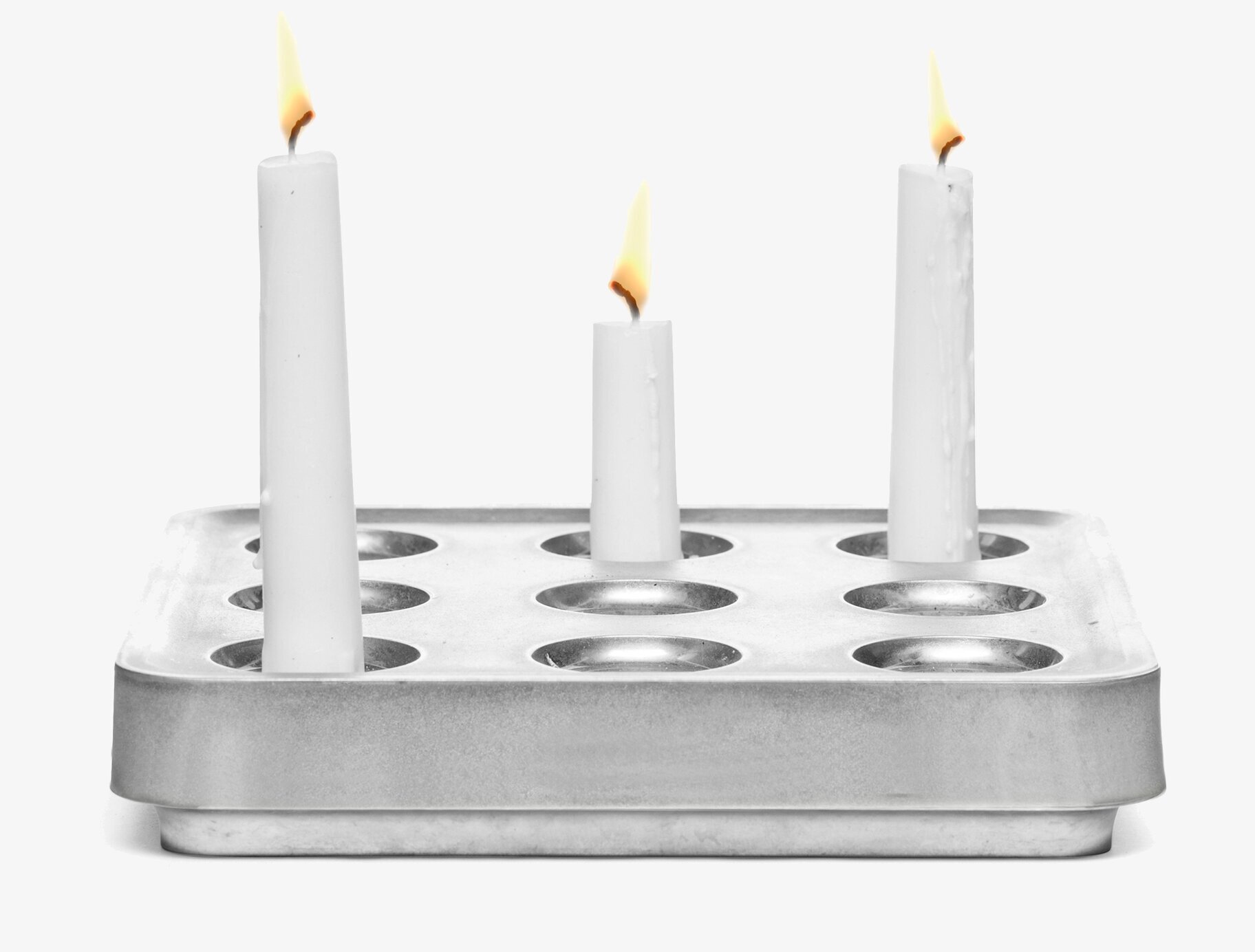 Bild av stilren ljusstake i metall med brinnande ljus