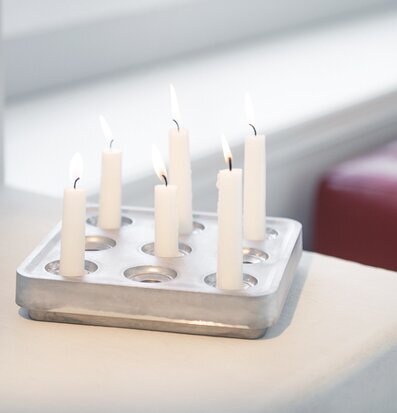 Foto av elegant ljushållare i minimalistisk miljö