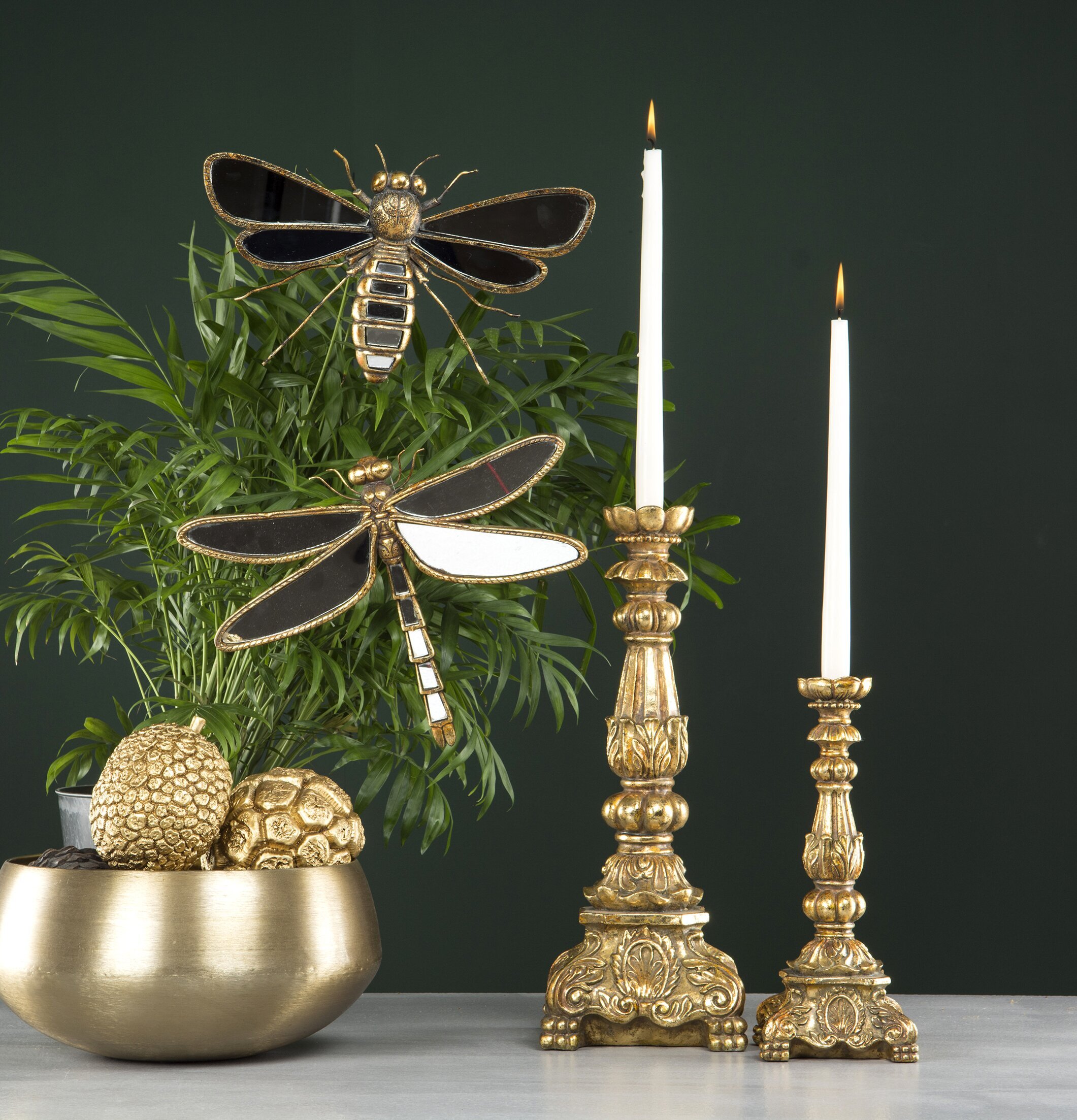 Bild av lyxig inredning med guld och naturinslag