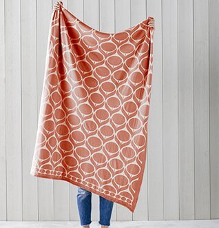 Bild av stilfull korallfärgad pläd med blommönster