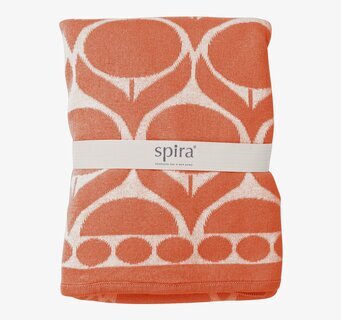 Bild av en stilren och färgglad pläd med blommönster