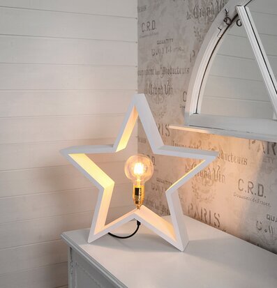 Bild av stilren stjärna i ljus och harmonisk miljö