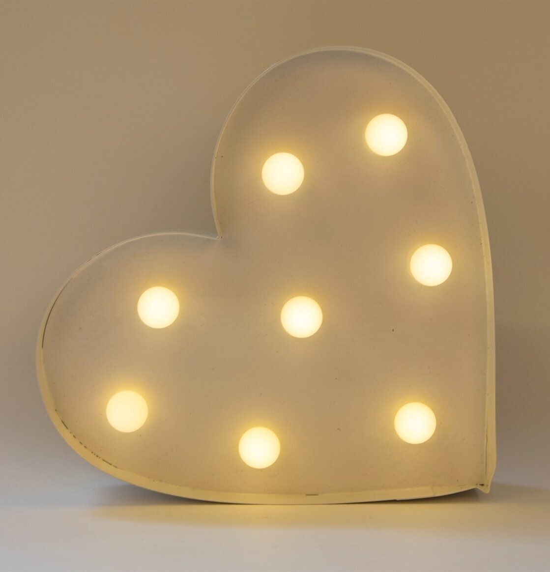 Lampa Heart LED Vit från Sass & Belle i vit hjärtform