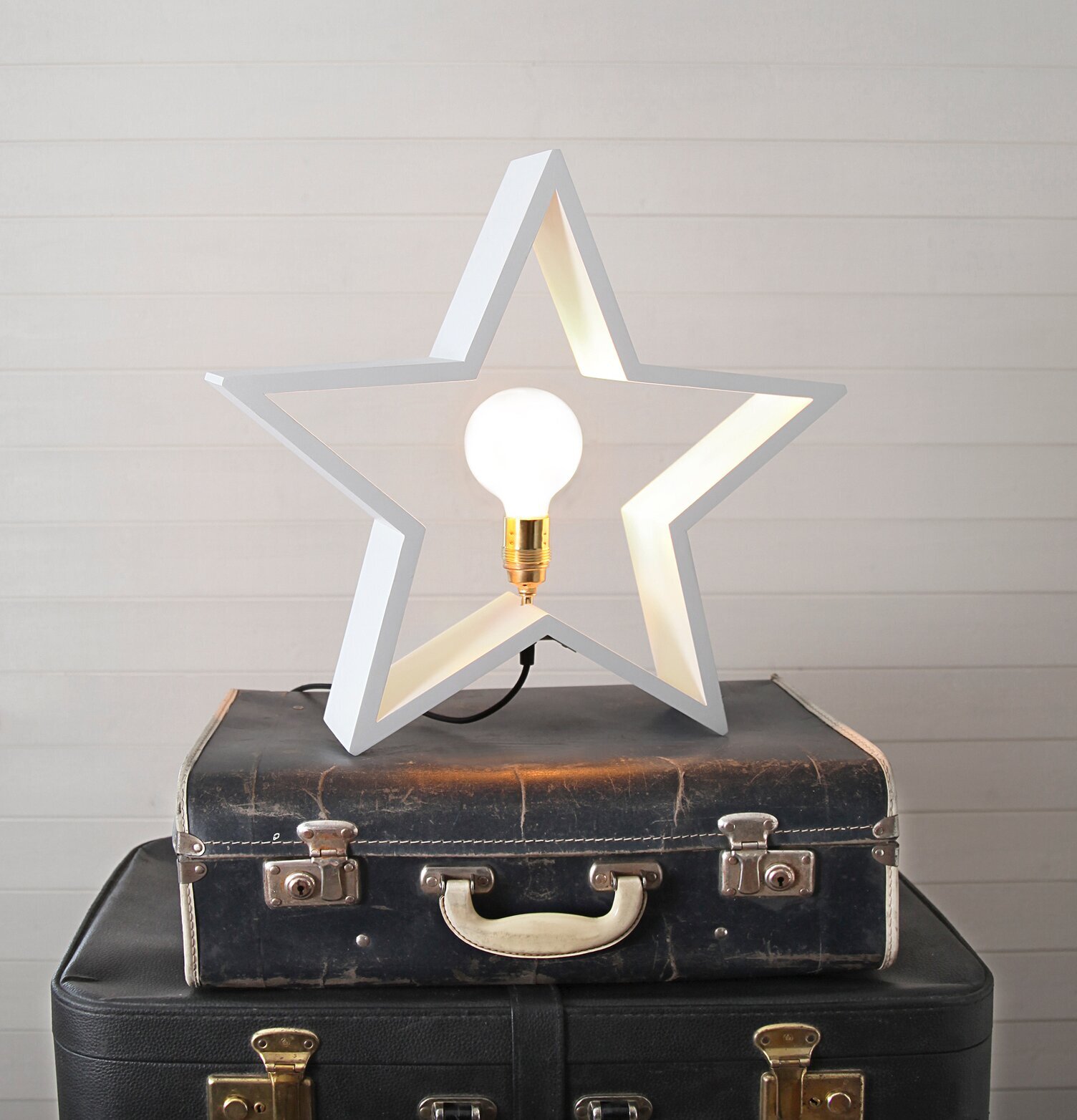 Foto av stilren vit stjärna på vintage resväskor
