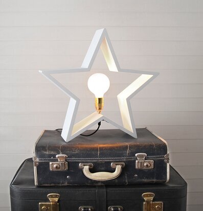 Foto av stilren vit stjärna på vintage resväskor