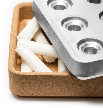 Bild av korkskål med stearinljusstumpar och metallform