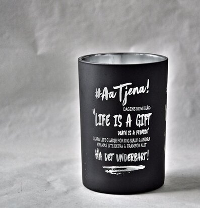 Bild av stilren och modern ljuslykta med textdetaljer