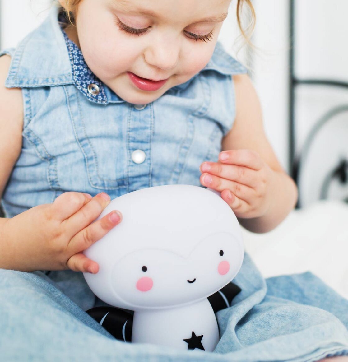 Foto av barn med söt fladdermus nattlampa i fokus