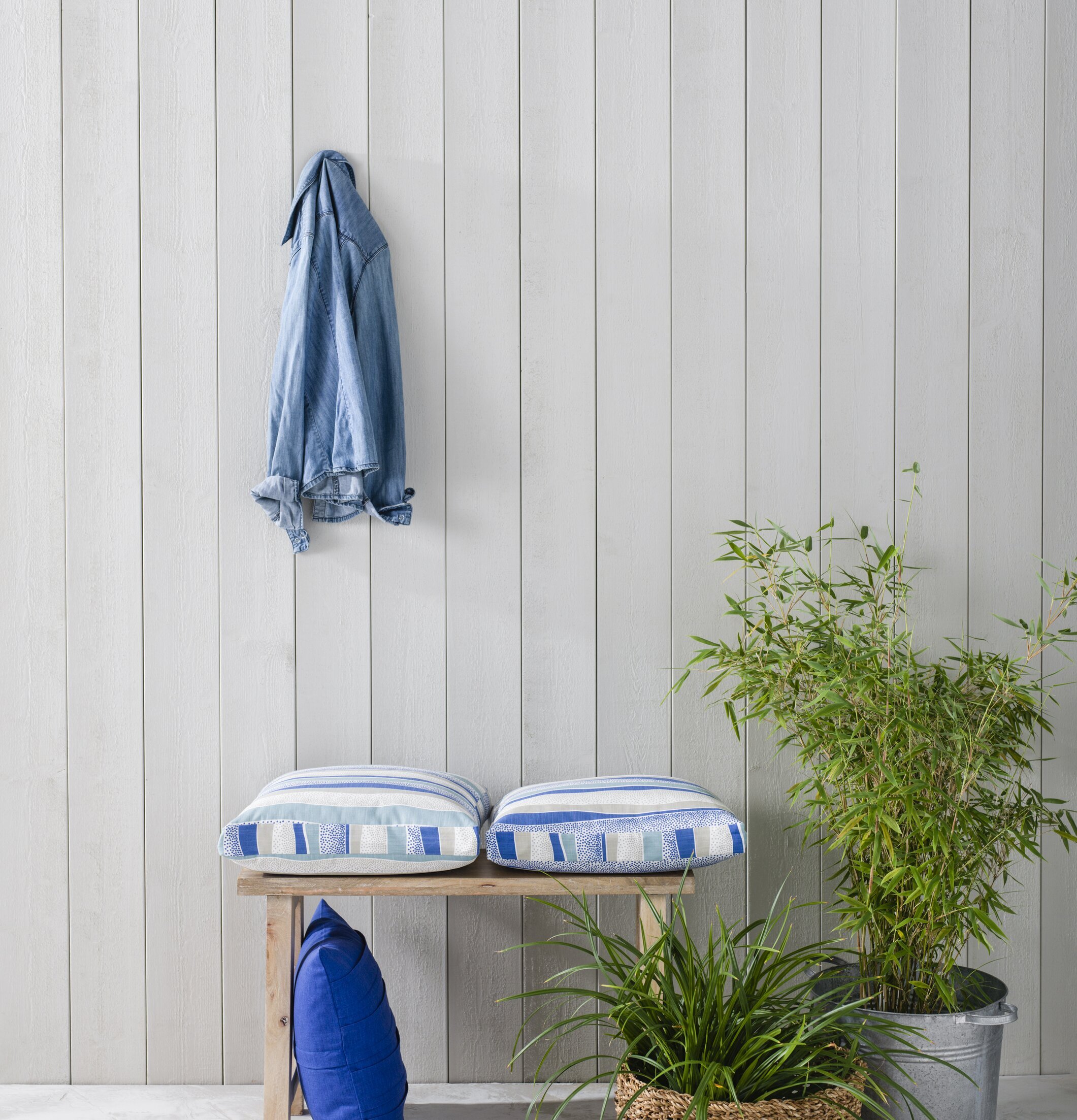 Bild av harmonisk inredning med blå och gröna toner