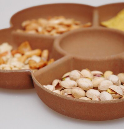 Serveringsskål Blomma från Zuperzozial fylld med snacks