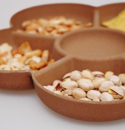 Serveringsskål Blomma från Zuperzozial fylld med snacks