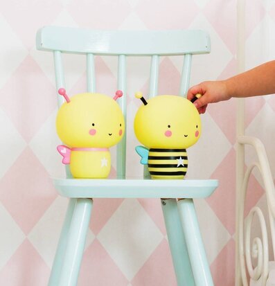 Bild av charmiga nattlampor i form av små bin