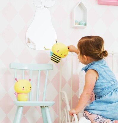 Bild av barnrum med nattlampa och lekfull inredning