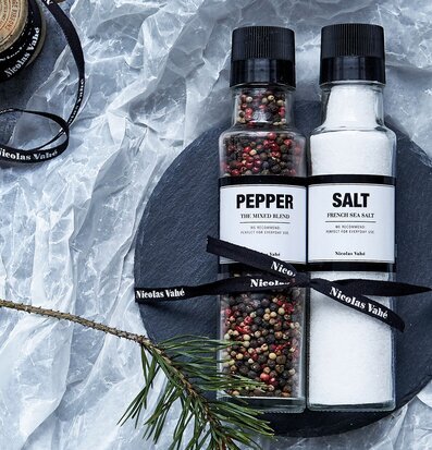Foto av kryddor: salt och peppar i stilren design