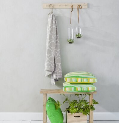 Bild av harmonisk och naturlig inredning med dynor