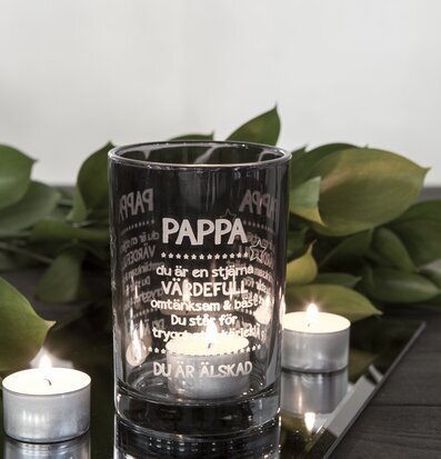 Foto av stilren ljuslykta med graverat budskap