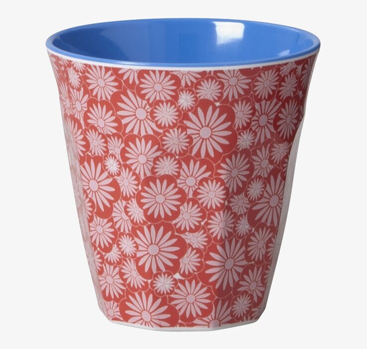Bild av en röd mugg med blommönster och blå insida