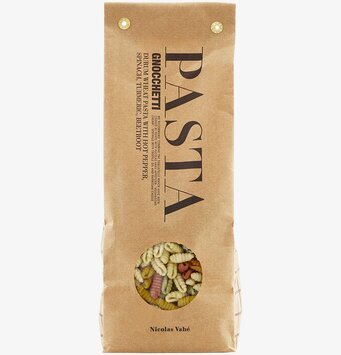 Bild av stilfull pastaförpackning med färgglad pasta