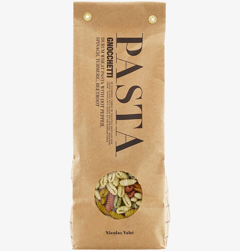 Bild av stilfull pastaförpackning med färgglad pasta