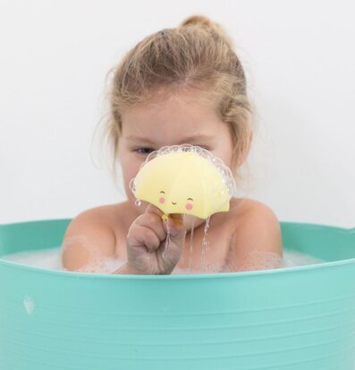 Bild av barn som leker med paraply-badleksak i badet