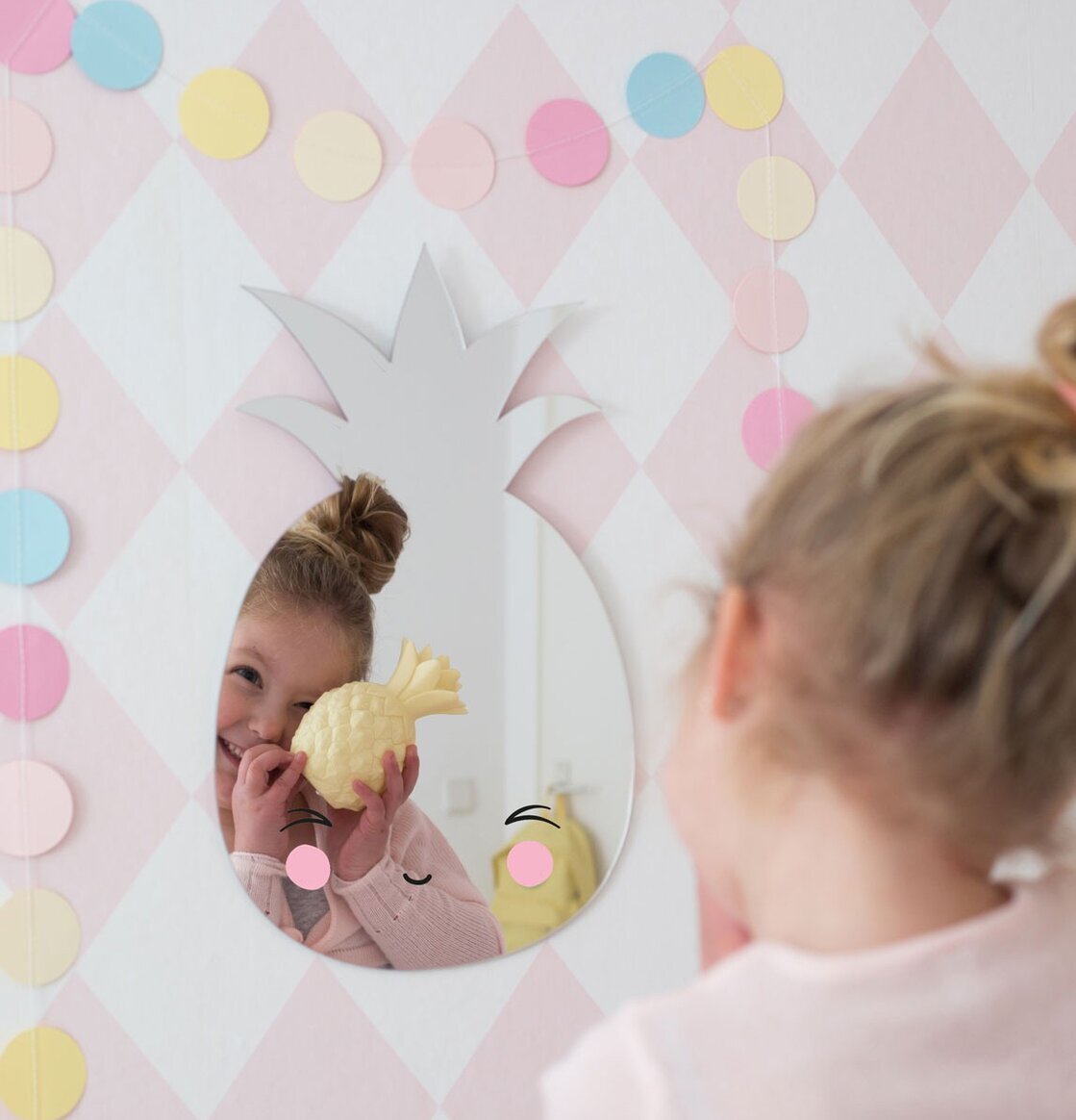 Spegel Pineapple från A Little Lovely Company i barnrum