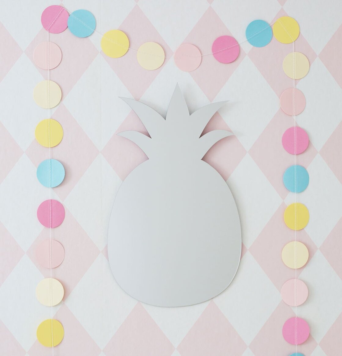 Spegel Pineapple från A Little Lovely Company på pastellvägg