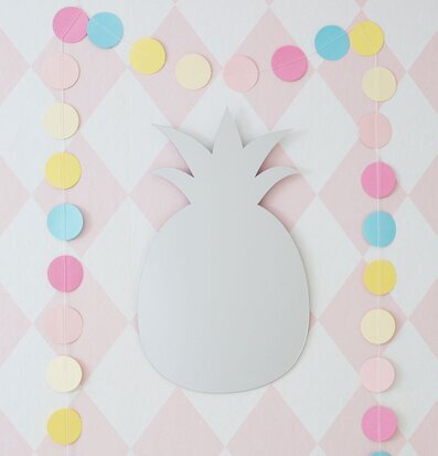 Bild av färgglad inredning med spegel i ananasform