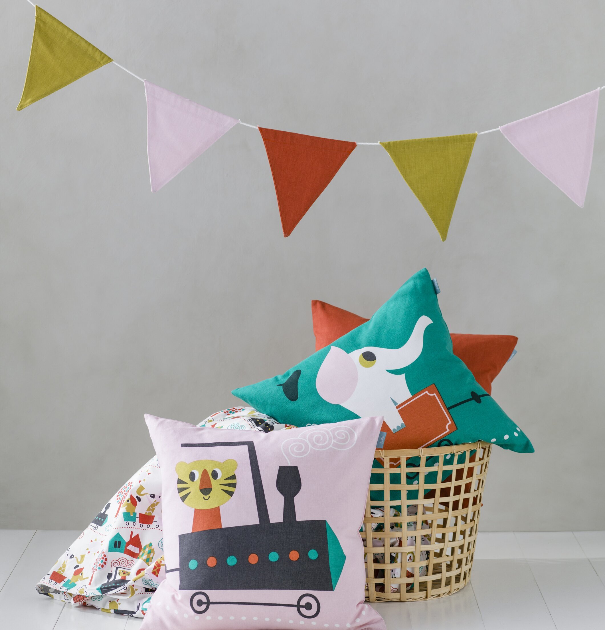 Kuddfodral Elefant Smaragdgrön från Spira med livfull design