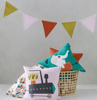 Bild av kuddar i harmonisk och lekfull inredning