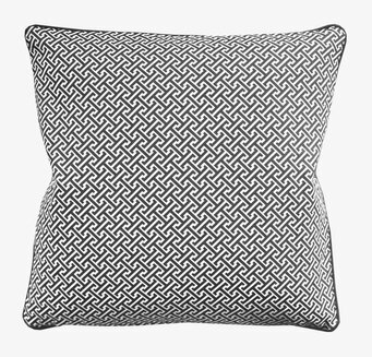 Bild av kuddfodral med geometriskt mönster i grått