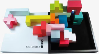 Bild av färgglada byggklossar på svartvitt underlag