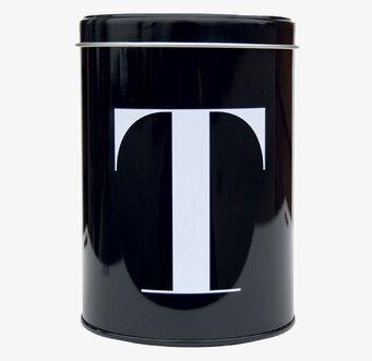 Bild av stilren svart plåtburk med vit bokstavsdesign