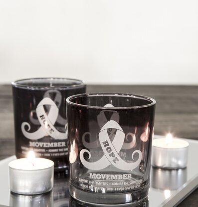 Bild av harmoniska glaslyktor med Movember-budskap