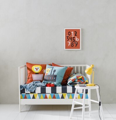 Bild av stilrent rum med lekfulla färger och former