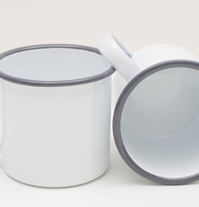 Bild av två emaljmuggar med stilren och tidlös design