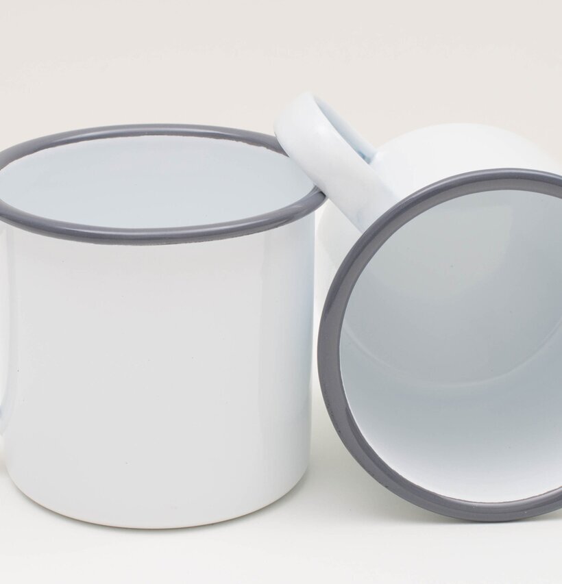 Emaljmugg Vit/Grå från Crow Canyon Home, två stycken muggar