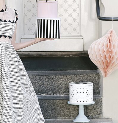 Bild av stilfull festlighet med eleganta presentaskar