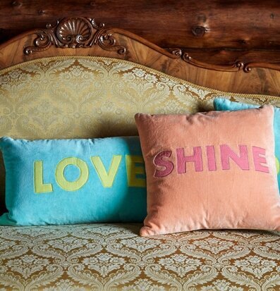 Bild av färgglada sammetskuddar i hemtrevlig miljö