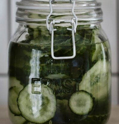 Bild av glasburk med spännlock och skivade gurkor