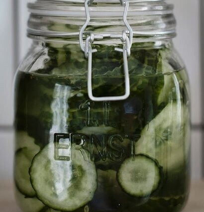 Bild av glasburk med spännlock och skivade gurkor